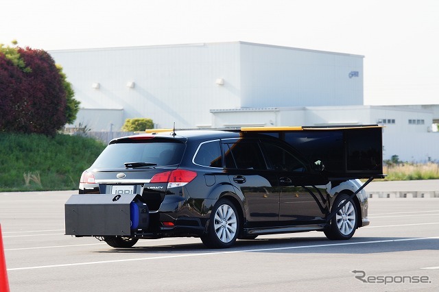 ボンネットが見えないので車幅感覚が得られにくい。最初はセンターラインを踏んでいそうな気がしてならなかった。