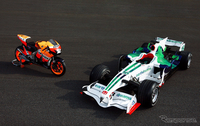 2008年のホンダF1マシン「RA108」(右)。
