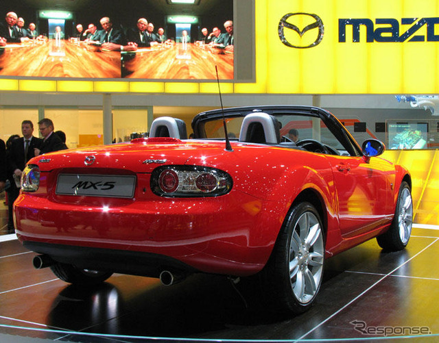 【ジュネーブモーターショー05】マツダ ロードスター/MX-5、なぜここで発表?