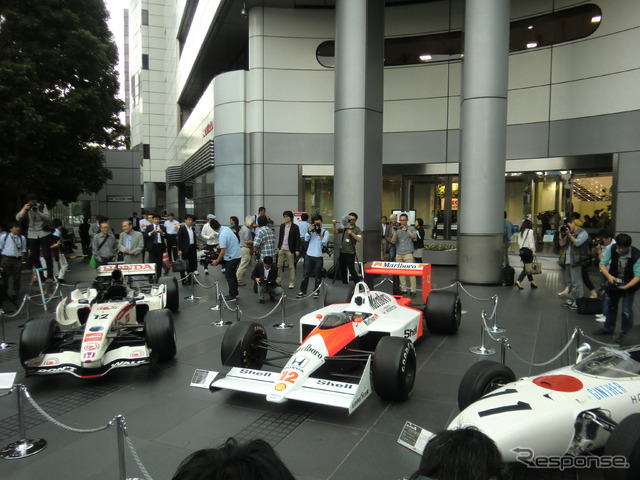 第1~3期のホンダF1マシンが本社前に勢揃い。第4期は第2期に近い参戦スタイル(パワーユニットをF1チームに供給)となる。