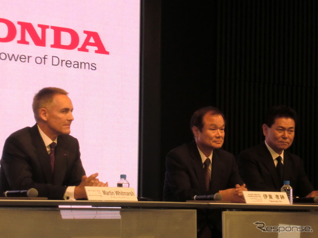 会見に臨んだ、ウィットマーシュCEO、伊東社長、本田技術研究所の4輪レース担当・取締役専務執行役員である新井康久氏(左から)。