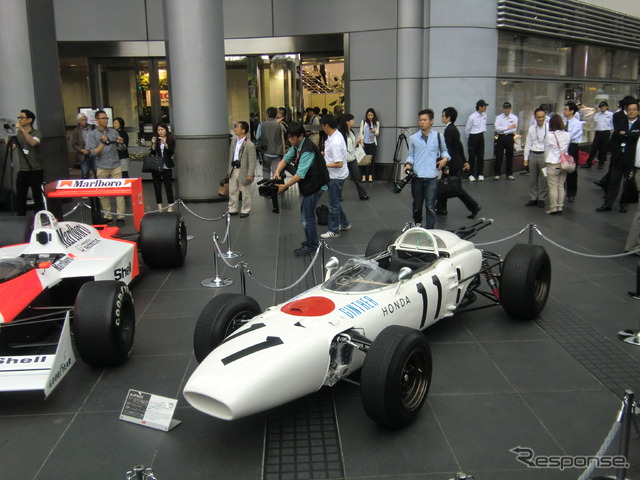 会見場となった本社前には、ホンダ第1期のマシン、1965年のRA272の姿も。