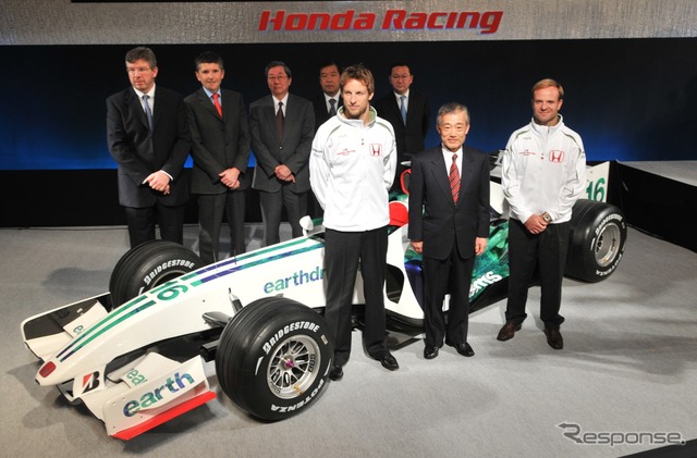 第3期最終参戦年となる、2008年のホンダF1体制発表会。前列左がジェンソン・バトン。写真：Honda
