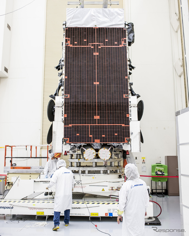 製造中のWGS通信衛星