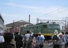2012年に開催された「鉄道ふれあいフェア」の様子。東海道本線全線電化時の塗色（青大将色）を再現したEF58 93などが展示される。