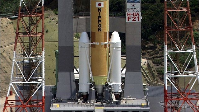 イプシロンロケットの第1段エンジンには、H-IIA/Bの固体ロケットブースタのSRB-A3が利用されている(H-IIAの両脇の白いブースタ)
