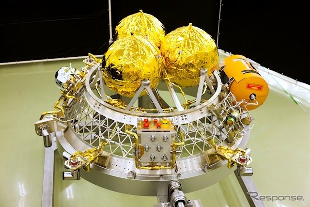 イプシロンロケットの第4段エンジンともいえる小型液体推進系の実機。