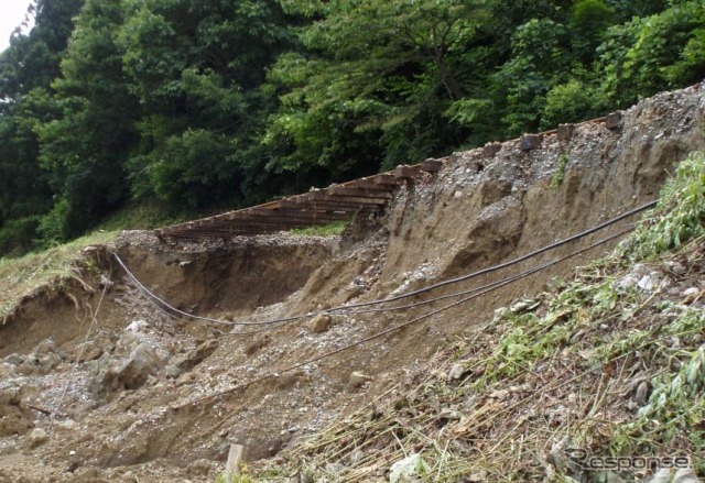 路盤が流失し線路が宙づり状態となった只見線。不通区間の復旧には約85億円の工事費用と4年以上の工期が必要という。