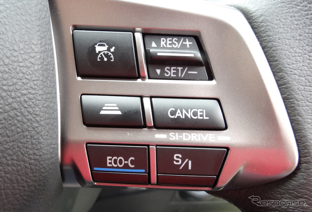 ステアリングに準備された「ECO-C」スイッチ。「S/Iドライブ」もここに移設されている