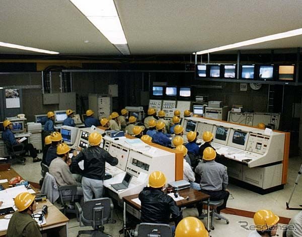M-V時代の管制室の様子。この写真に写っているだけでも30人以上いる。