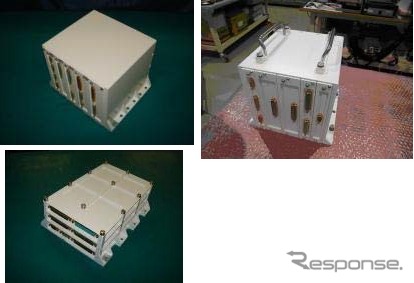 ロケットの知能化を実現した機器たち。左上が機体状態監視機能・データHUB機能の「ROSE-M(マスター)」。左下は、モニタデータ収集機能・電力制御機能の「ROSE-S(スレーブ)」。右は、火工品回路点検機能・リフトオフ・分離模擬機能の「MOC」。
