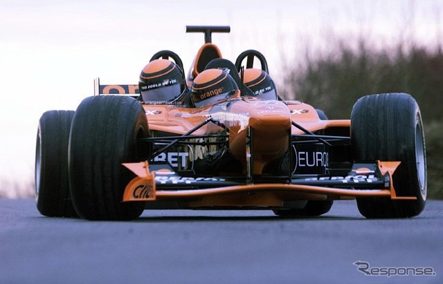アロウズが2001年シーズン向けに3シーターF1マシンを発表