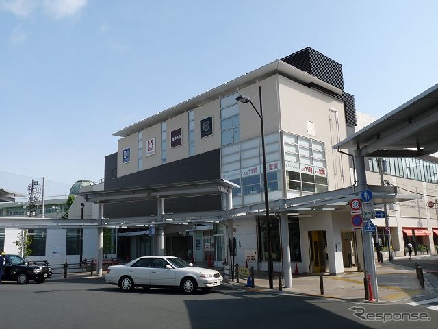 地下化による線路敷地活用策の一例。東急目黒線の地下化では武蔵小山駅の地上駅跡地に複合商業施設を整備した。駅の前後には遊歩道も整備されている。