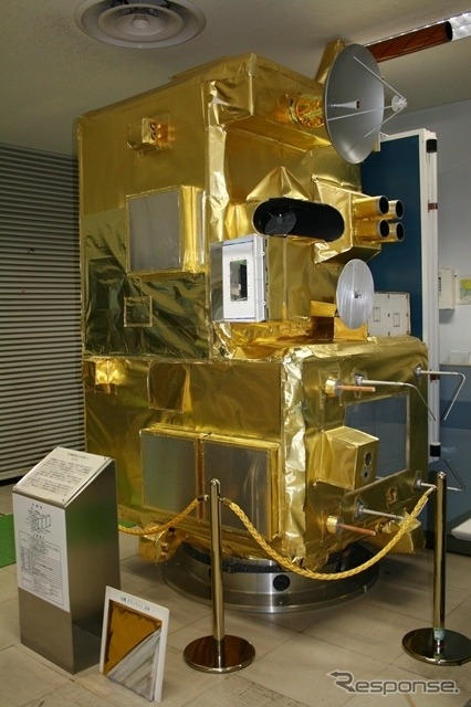 展示施設の海洋観測衛星「もも1号」（1987年打上げ）の実寸大スケールモデル。
