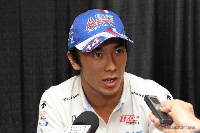 インタビューに答える佐藤琢磨選手