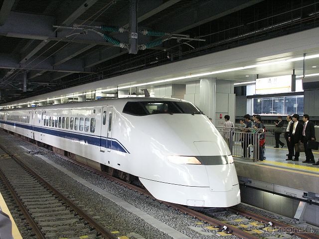 開業日（2003年10月1日）の東海道新幹線品川駅。当時運転されていた300系は2012年3月に営業運転を終了した。