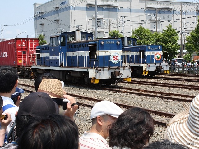 横浜本牧駅で実施された神奈川臨海鉄道創立50周年記念イベント。同社が保有するディーゼル機関車などが展示され、多くのマニアや家族連れでにぎわった。