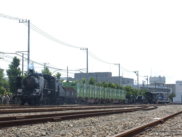 神奈川臨海鉄道が静態保存しているC56形蒸気機関車の139号機(通常は非公開)も展示。ディーゼル機関車(右)と貨車数両(中央)、C56 139(左)で編成を組み、駅構内をディーゼル機関車に引かれて数回走行した。