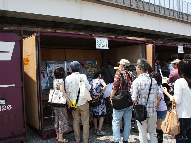 東京貨物ターミナル駅の一般公開と同様、コンテナを使った写真展示などが行われた。