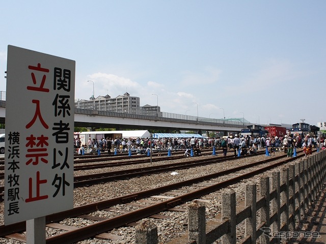 「関係者以外立入禁止」の貨物駅も、この日は多数の一般人が線路に立ち入って機関車や貨車を撮影していた。