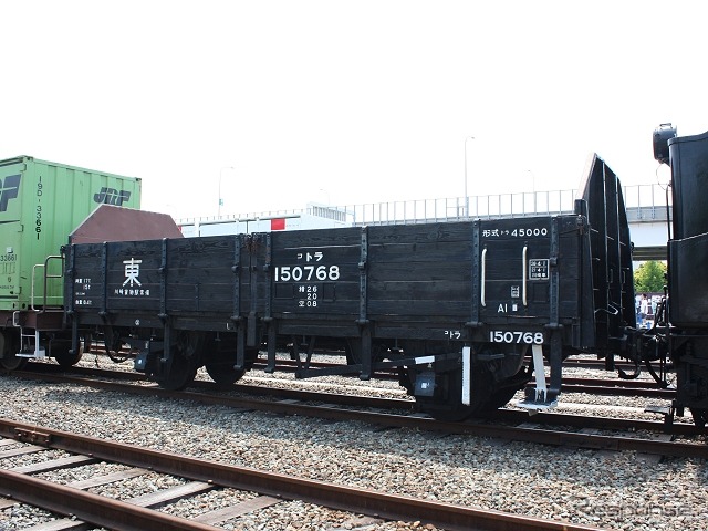 トラ45000形(トラ150768):旧国鉄が1960年代に大量製造した無蓋車。側面のあおり戸に木を用いている。現在は事業用となっており、通常の貨物輸送で使用されることはない。