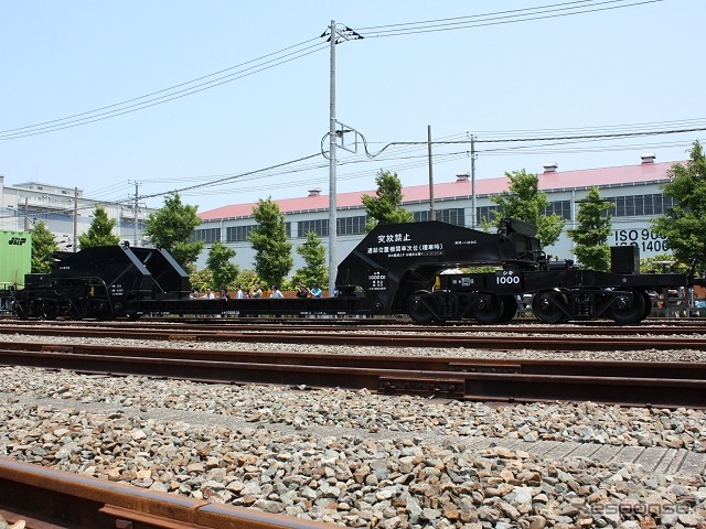 シキ1000形(シキ1000):発電所の大型変圧器など、通常の貨物列車では輸送することが困難な「特大貨物」用に開発された貨車(大物車)。分割可能な低床の梁(はり)に特大貨物を搭載する。