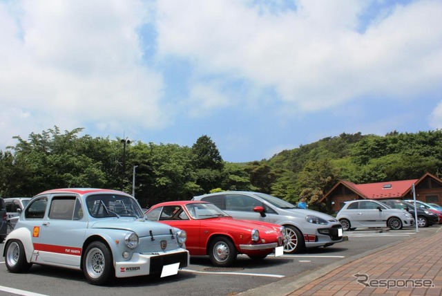 ツーリング途中のチェックポイントで休憩中の参加車たち