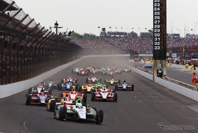 曇天で、低温コンディションでの戦いとなった今年のインディ500。写真：IndyCar