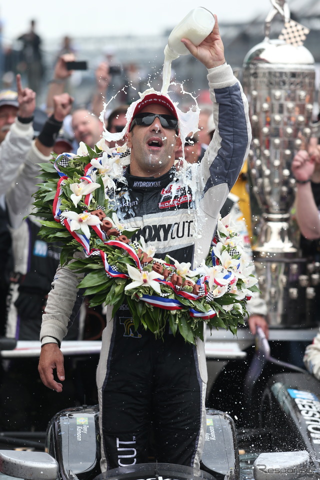 インディ500恒例、優勝者の“ミルクがけ”をするトニー・カナーン。写真：IndyCar