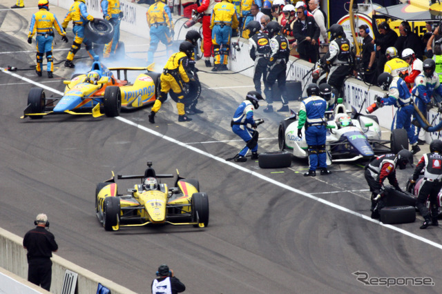インディ500はピットレーンでも常に激戦が展開される。写真：IndyCar