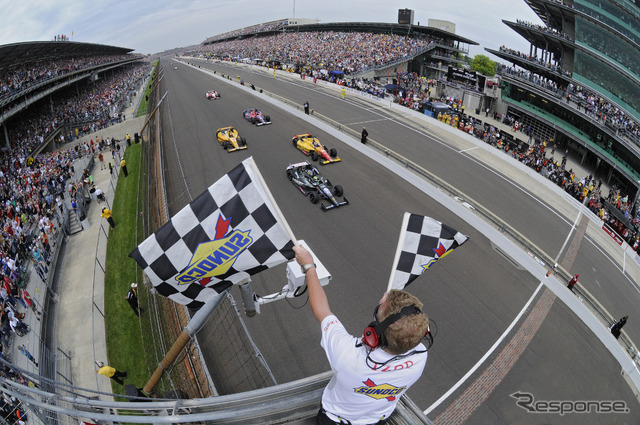 カナーン初優勝を告げる、第97回インディ500のチェッカー。写真：IndyCar