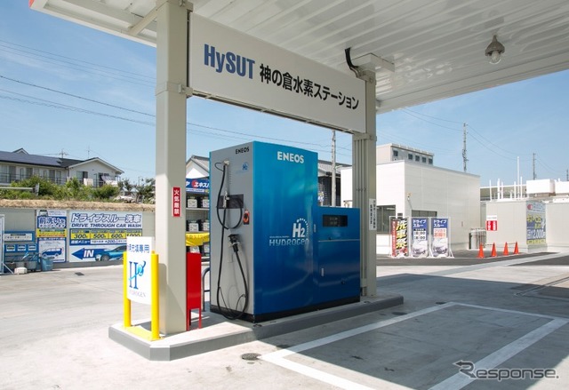 ガソリンスタンド計量機と並列設置された水素充填機