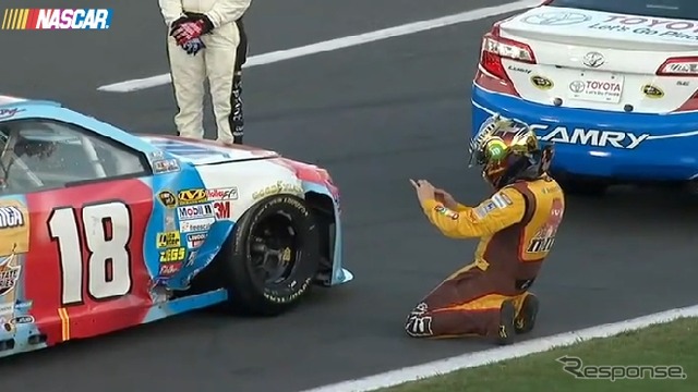 車の損傷部分を撮影するカイル・ブッシュ(動画キャプチャ)