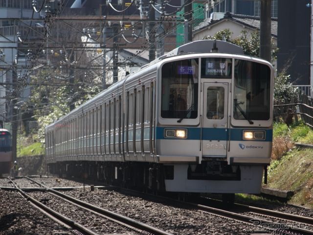 小田原線を走行する小田急2000系。