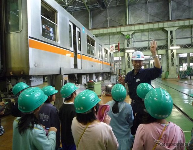 1日目の車両基地見学のイメージ。車両の点検作業を見学する。