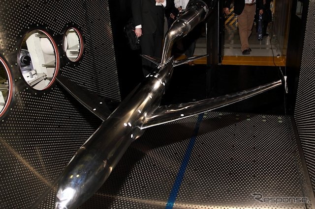 JAXA調布航空宇宙センターの「2m×2m遷音速(せんおんそく)風洞」での試験の様子。