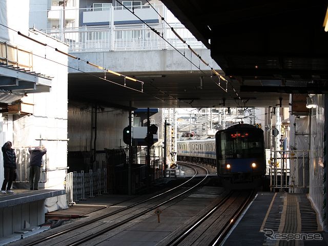 駅舎の改良工事が行われていた頃の椎名町駅。