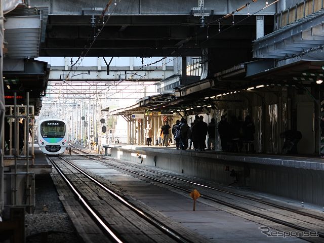 駅舎の改良工事が行われていた頃の椎名町駅。