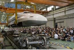 N700系先頭車を使った車体上げ、車体載せ作業。