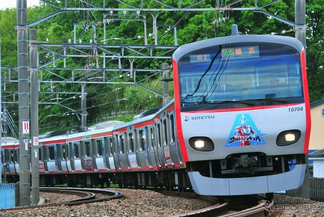 ウルトラヒーローの装飾が施された10000系「走るウルトラヒーロー号」。