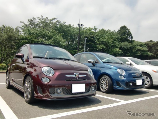 アバルト・695エディツィオーネマセラティ(左)とアバルト・500カブリオイタリア(右)