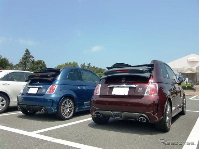 アバルト・500カブリオイタリア(左)とアバルト・695エディツィオーネマセラティ(右)