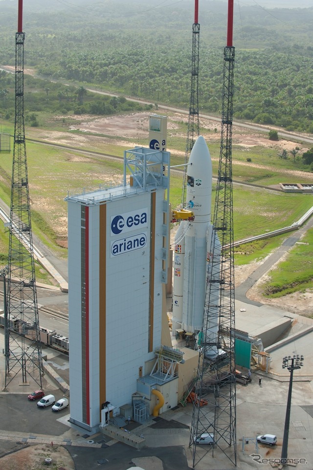 射点に到着したアリアン5ロケット(ATV3号機「エドアルド・アマルディ」の時のもの)。日本時間2012年3月21日に撮影に撮影されたもの。