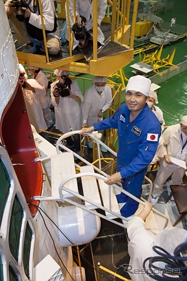 プライムクルーのドレスリハーサルを手伝うため、ソユーズ宇宙船に乗り込む若田宇宙飛行士。