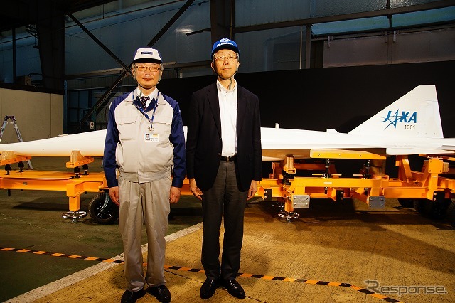 JAXAの吉田憲司・D-SENDプロジェクトチームマネージャー(右)と、製造を担当した富士重工・航空宇宙カンパニーの加茂圭介・航空機設計部長