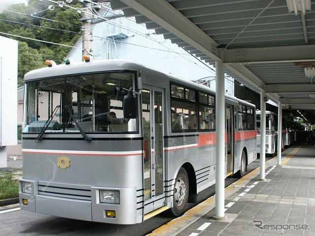扇沢駅で発車を待つトロリーバス。鉄道車両扱いのため自動車のナンバープレートがない。