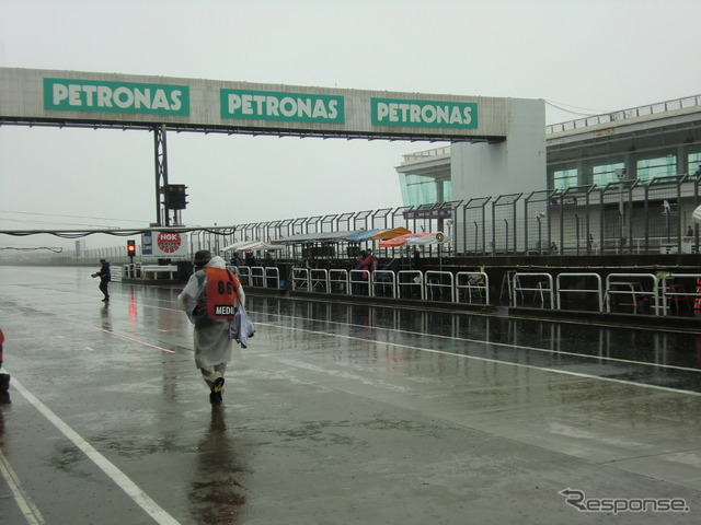 オートポリスは朝から雨に見舞われた。