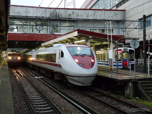 越後湯沢駅で発車を待つ特急「はくたか」(中央)。車両は北越急行所属の681系2000番台「スノーラビット」。その脇には上越線普通列車の115系(左)、ほくほく線普通列車のHK100形(右)の姿も見える。