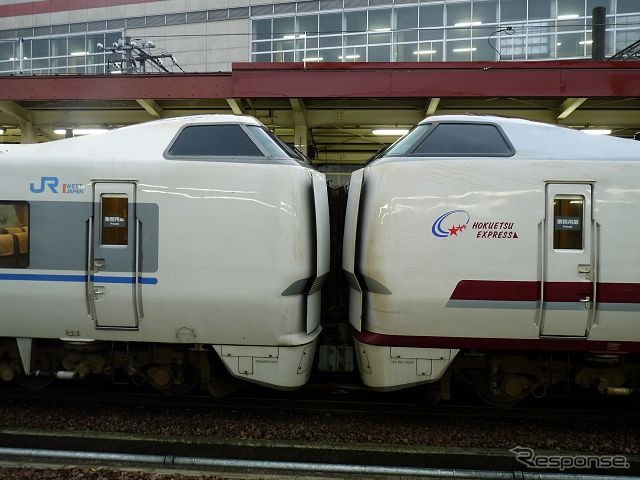 681系はJR西日本所属車の0番台(左)と北越急行所属車の2000番台が存在する。仕様は同じだが、塗装が異なる。JR西日本車と北越急行車の混結編成も見られる。(越後湯沢駅)