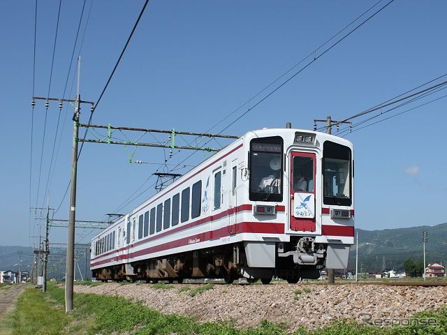 HK100形には、プロジェクターを使って車内天井に動画を投影するシアタートレイン「ゆめぞら」「ゆめぞらII」も存在する。手前の車両は運転台を片側のみ設けた100番台「ゆめぞら」、後方はHK100形の多目的車を改造した「ゆめぞらII」。(上越線塩沢~六日町)